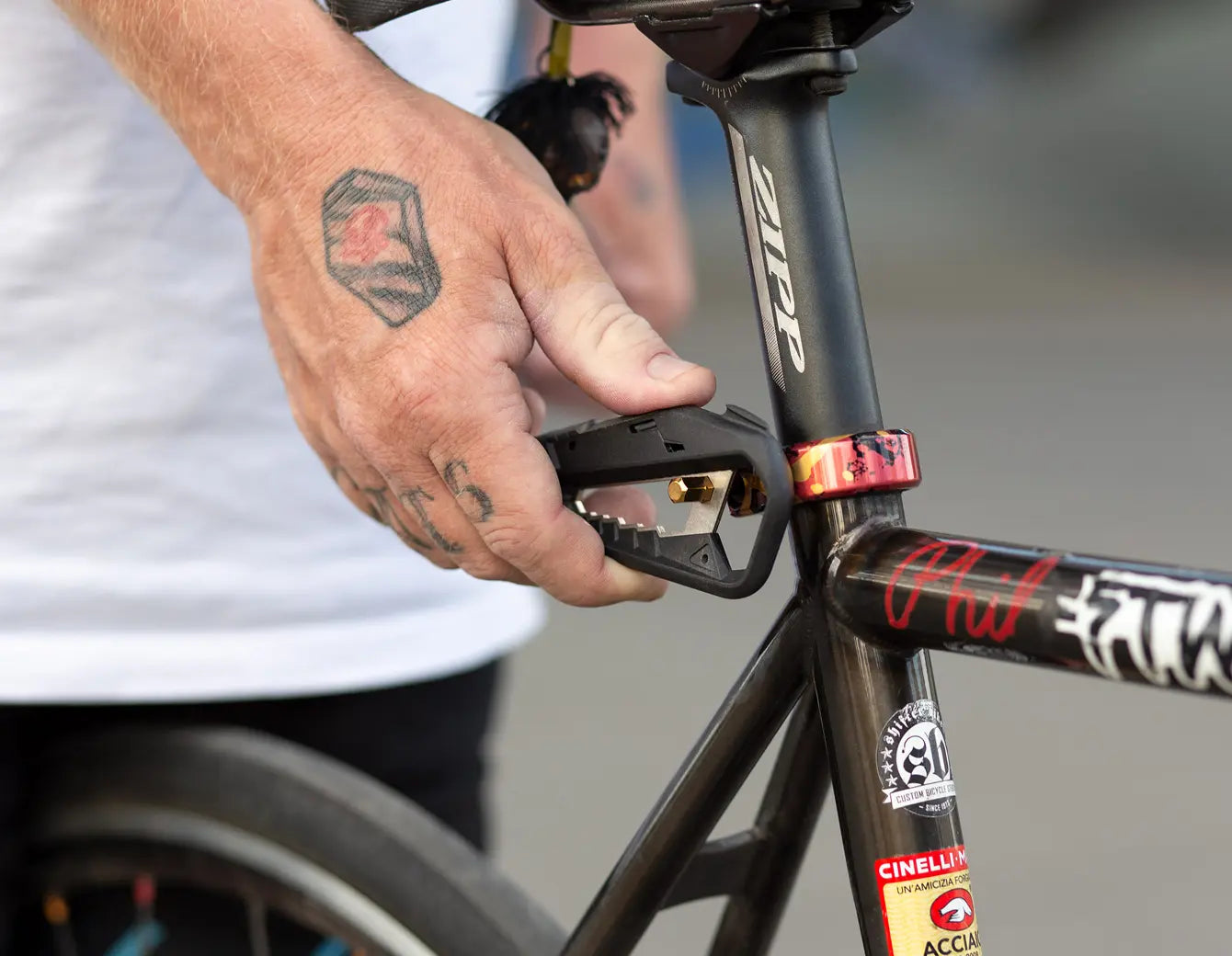 Achetez KNOG Multitool Fang Livraison gratuite sur tout le site